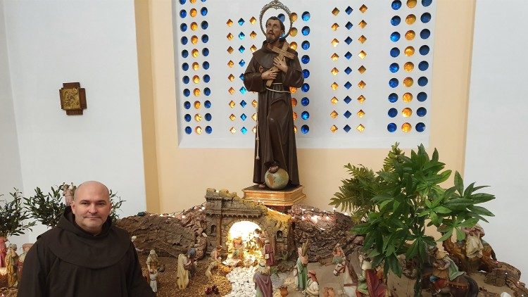 Padre Corullòn davanti al presepe della sua parrocchia a Rabat