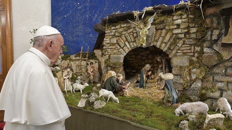 Franziskus vor der Krippe in der Casa Santa Marta im Vatikan