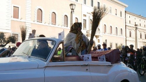 "Viva la Befana", il Papa saluta il corteo che celebra l'Epifania