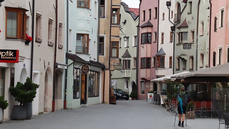 Տիրոլ նահանգի Ռատտենբերգ միջնադարեան փոքրիկ քաղաքի հատող փողոցը