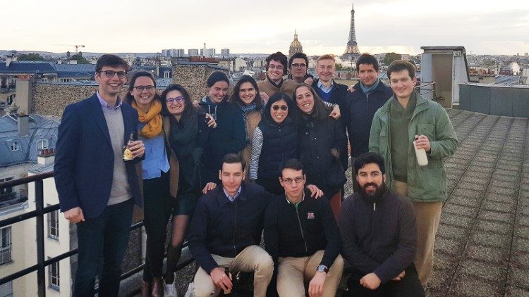 Թանիան Փարիզի «SciencesPo» քաղաքական հետազօտութիւնների ինստիտուտի իր ընկերների հետ 