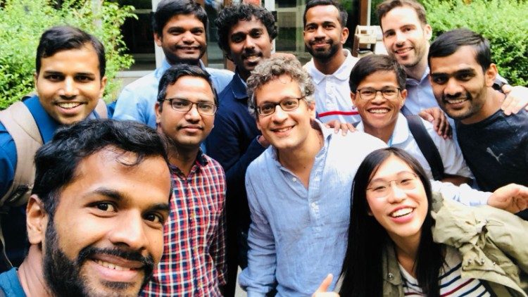 (Փիլիսոփայութեան եւ Աստուածաբանութեան դպրոց) ուսանողների հետ 