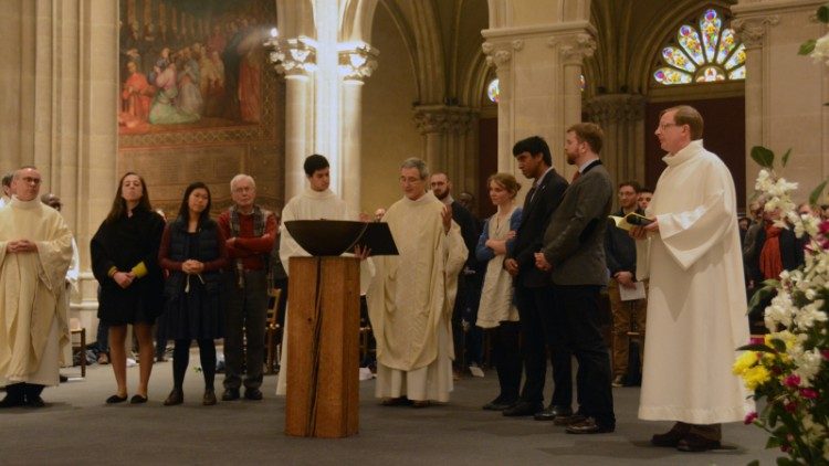 Թանիան իր մկրտութեան օրը՝ Փարիզի Սուրբ Իգնատիոս Եկեղեցում 