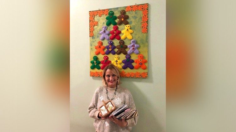 Marina Semenzato e i taccuini su cui sono racconti i parti di 3.173 bimbi