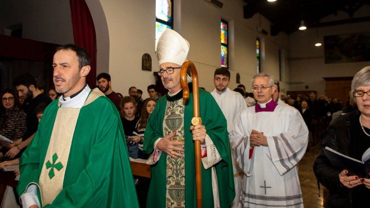 Kard. Czerny: przekraczajmy labirynty wąskiego „my” 