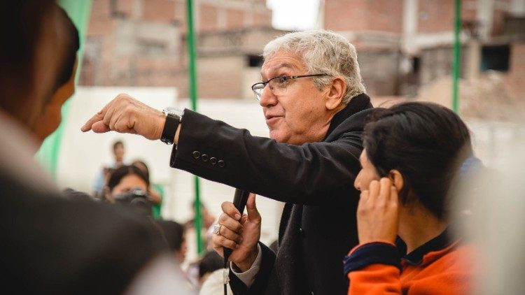 Monseñor Carlos Castillo y los delegados parroquiales