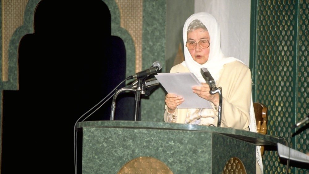 Chiara Lubich tiene un discorso nella moschea di Harlem, a New York,  nel 1997
