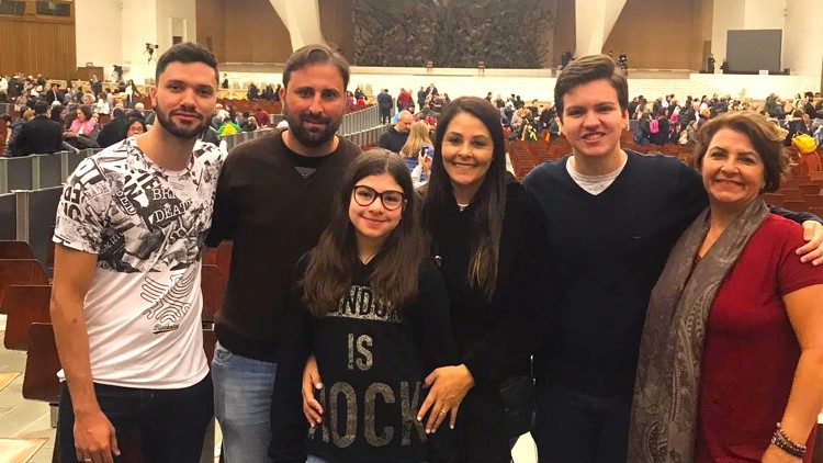 Bruno (terceiro rapaz da esq. à direita) foi à Audiência Geral com amigos de Cambira