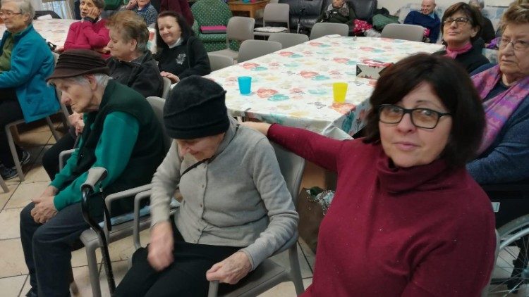 A destra, la responsabile della "Casa dei nonni" di Forlì, Daniela Drei, con alcuni anziani ospiti