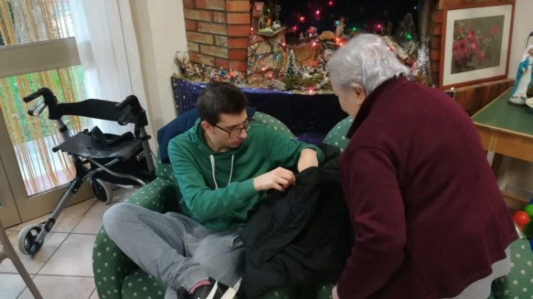 Un giovane e un'anziana nella "Casa dei nonni"