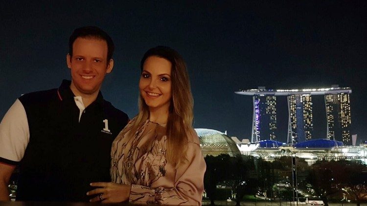 Vinicius e Juliana, diante de um dos símbolos de Singapura, o Marina Bay