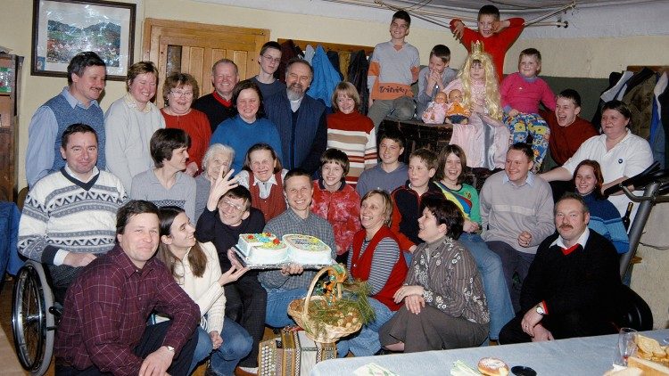 Երջանիկ ընտանիքը երեկոյթի ժամանակ՝ ընդլայնուած կազմով 