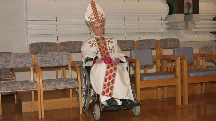 Վաստակաւոր Արքեպիսկոպոս Ալոիզիյ Շուշտարը մենութեան մէջ՝ քահանայատան սրահում   