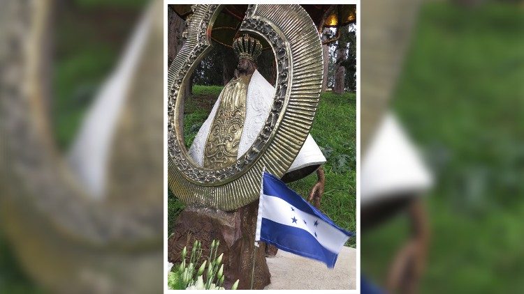 En los járdines Vaticanos descansa una estatua de la Virgen de Suyapa