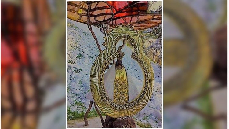 En los járdines Vaticanos descansa una estatua de la Virgen de Suyapa