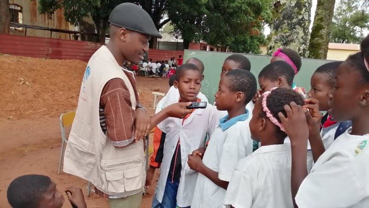 Anastácio Sasembele e um grupo de alunos no Saurimo