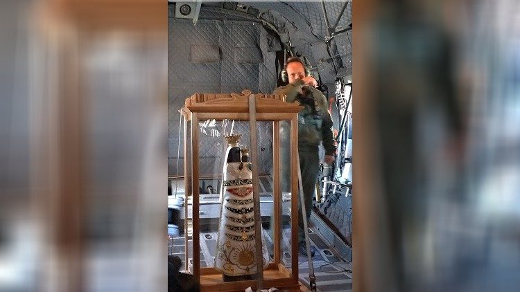 La statua della Madonna di Loreto sull'aereo verso Lampedusa