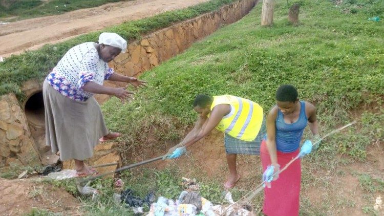 Uganda-limpieza-ambienteAAEM.jpg