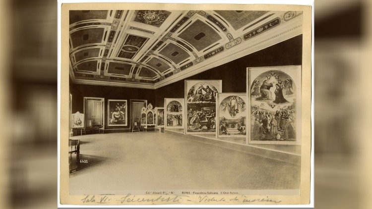 La Pala dei Decemviri (quinto quadro da destra) nel Gran Salone della Pinacoteca Vaticana ai tempi di Pio IX. Foto © Governatorato SCV – Direzione dei Musei