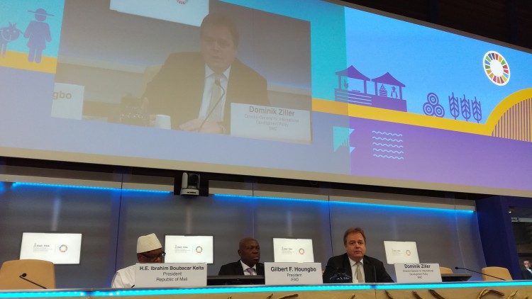  vlnr. Ibrahim Boubacar Keïta, Präsident Malis, Gilbert F. Houngbo, IFAD-Präsident und Dominik Ziller vom BMZ bei der Eröffnugspressekonferenz der IFAD-Sitzung am 11.2.2020