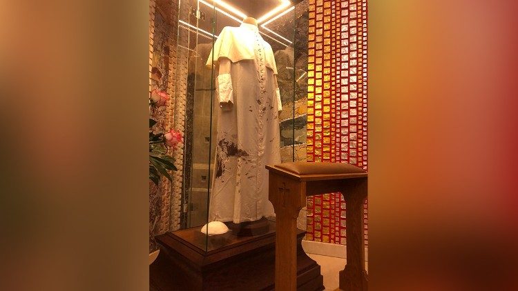 Batina do atentado emociona fiéis do mundo inteiro