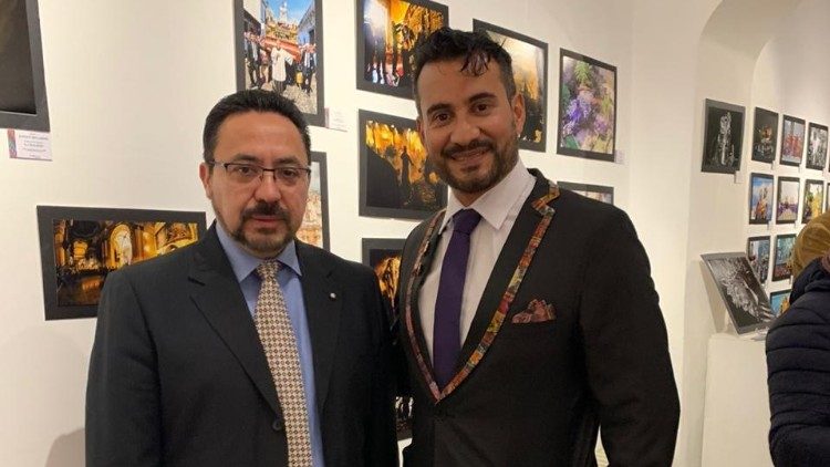 Embajador de Guatemala ante la Santa Sede Alfredo Vásquez Rivera y el fotógrafo Nelo Mijangos