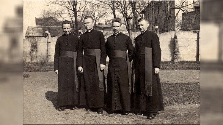 ks. Jan Macha z kolegami z rocznika