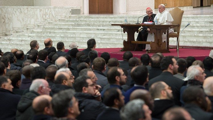 Em foto de arquivo, Papa encontra o clero romano na Sala Paulo VI