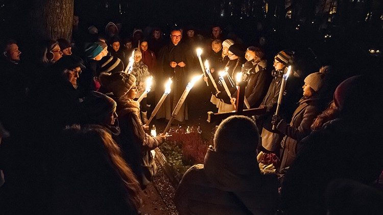 Każdego 27. dnia miesiąca przy grobie Wandy Błeńskiej odmawiany jest Różaniec w intencji misji