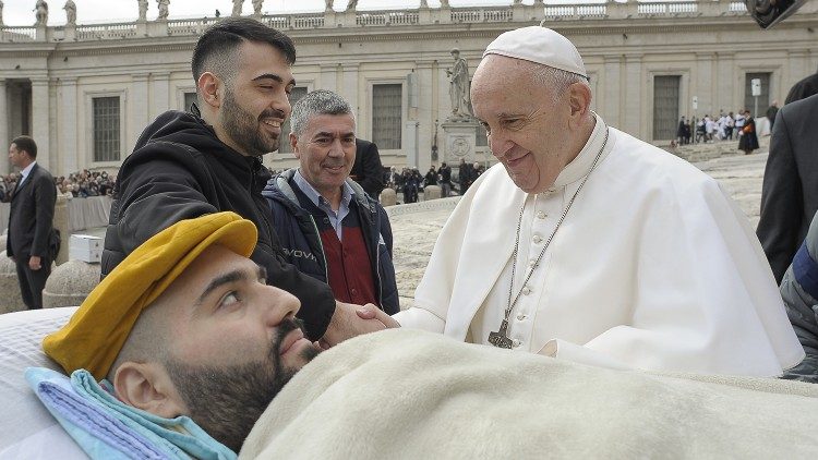Papa encontra doente na Audiência Geral de 26 de fevereiro na Praça São Pedro