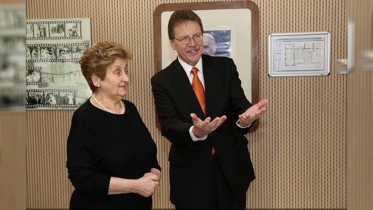 Mariella Enoc e John E. Kelly III