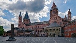 mainz-cathedral-2352959.jpg