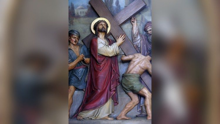 Via-Sacra, Jesus carrega a cruz (Vatican Media)