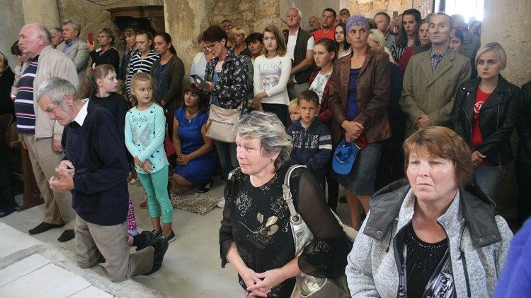 Աղօթք եկեղեցում՝ սպասելով վերանորոգման աշխատանքների աւարտին 