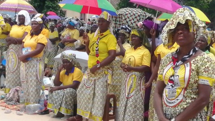 Mulheres católicas no Santuário de Nossa Senhora da Muxima, em Angola