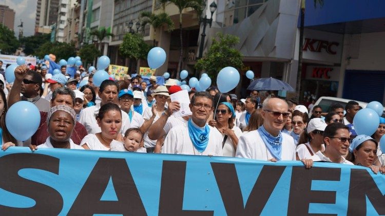 Arzobispo Mons. Luis Cabrera y el obispo auxiliar Mons. Giovanni Piccioli junto a los fieles