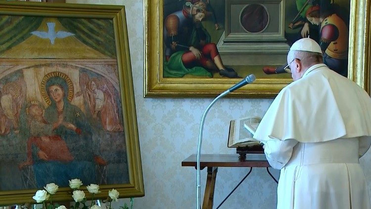 Papa Francisco na Biblioteca Apostólica Vaticana diante de um quatro de Nossa Senhora