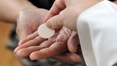 Трудные вопросы: причащение второбрачных