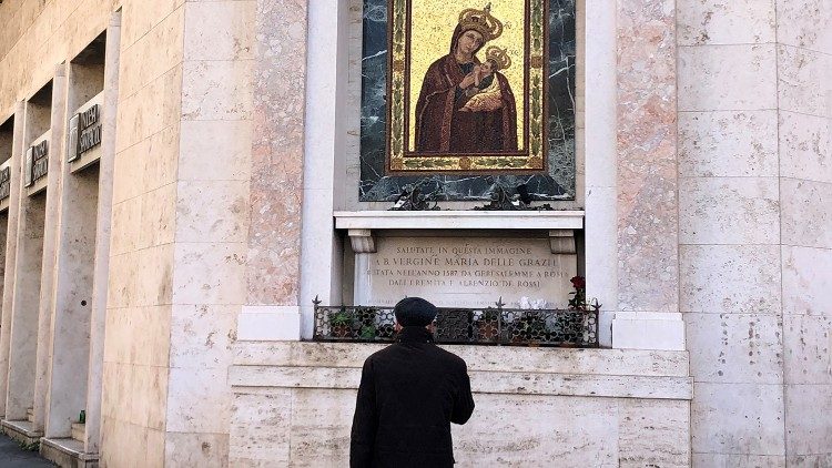 Viele Menschen suchen jetzt Zuflucht im Gebet.