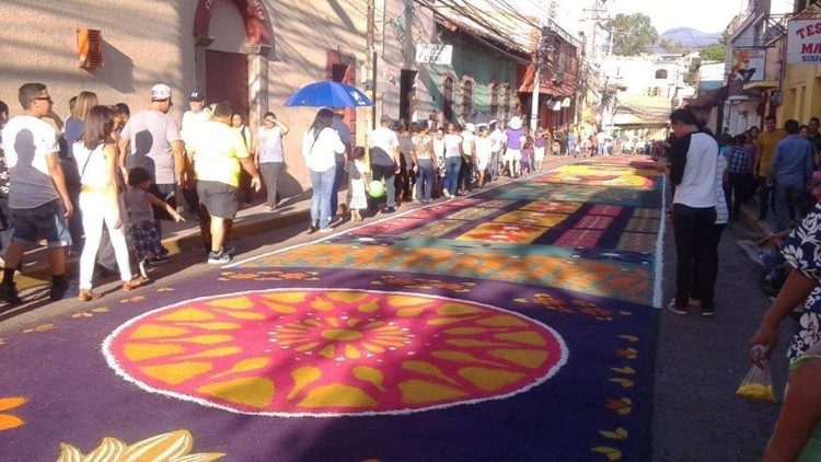 2020.03.16 Alfombras de aserrín en una de las calles de Honduras 