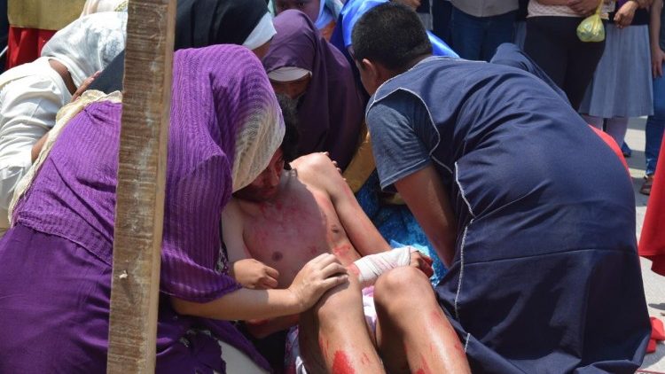 Jóvenes dramatizando el Viacrucis en la colonia el Loarque, Teguigalpa