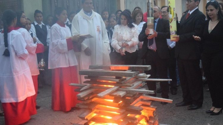 Vigilia Pascual. El padre Martínez preside en calle principal de colonia Loarque, 