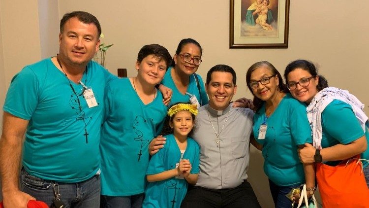 Padre Jonathan Funes con feligreses 