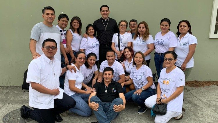 Padre Funes con feligreses