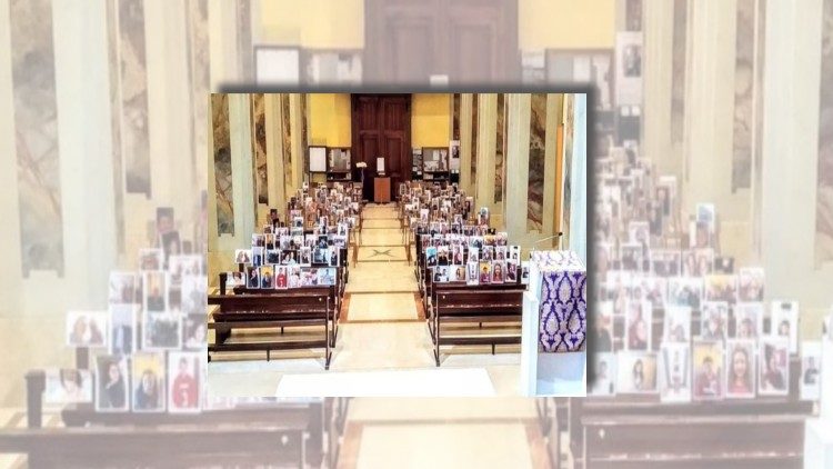 Селфи прихожан в церкви итальянского города Роббиано (16 марта 2020 г.)