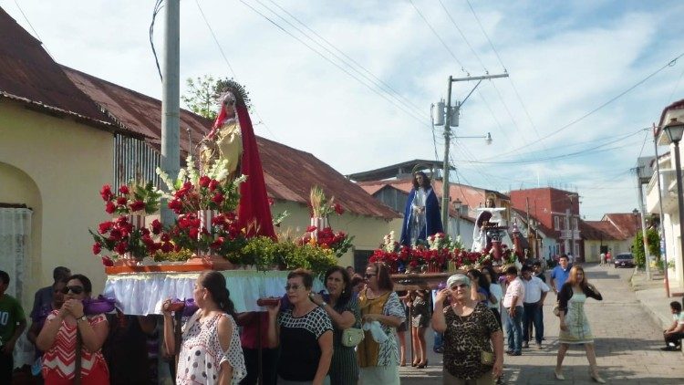 Procesión de la Virgen María y María Magdalena