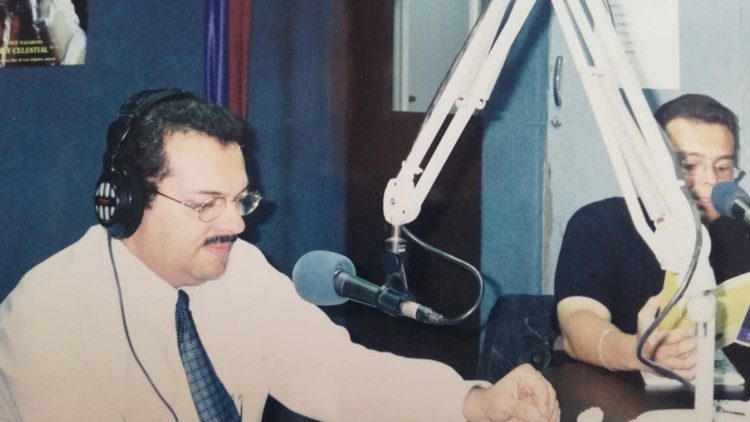 1995. Desde este año Juan Fernando participa com conductora radial de Cuaresma y Semana Santa