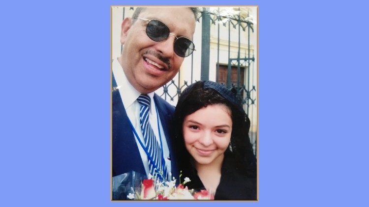 Con su hija María Mercedes en ocasión de su primer turno como cargadora de la Virgen de los Dolores