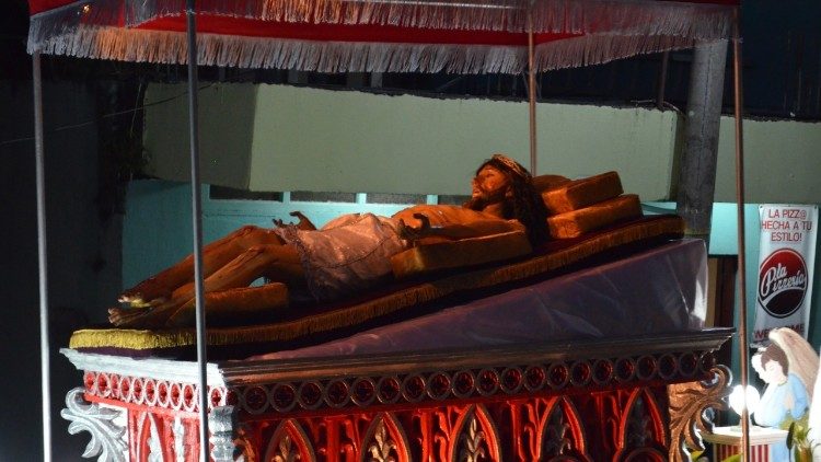 Procesión de Jesús sepultado o Santo Entierro en el Petén