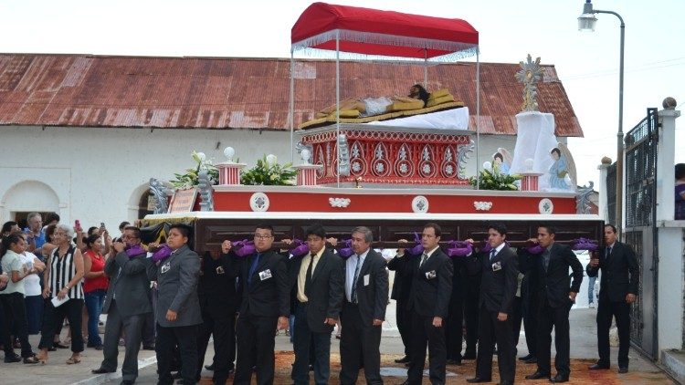 Procesión de Jesús sepultado o Santo Entierro en el Petén